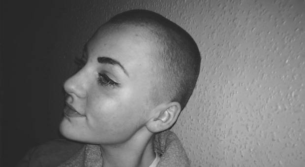 Si rasa ai capelli e li dona ai bambini col cancro, 14enne punita dalla scuola