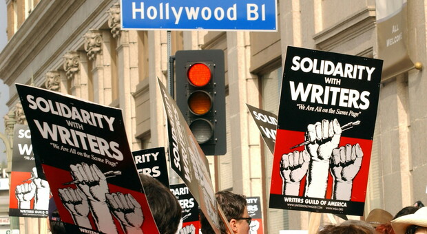 Hollywood, accordo tra sceneggiatori e Studios: stop sciopero dopo quasi 5 mesi