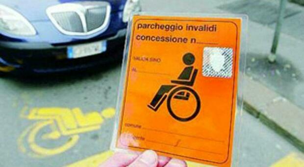 Un pass per disabili usato in un parcheggio giallo