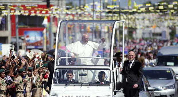 Papa in Sri Lanka: «Dare voce a tutti e accettarsi come un'unica famiglia»