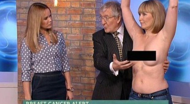 Cancro al seno, il medico in tv insegna la tecnica dell'autopalpazione: scoppia la polemica