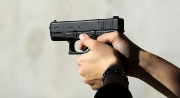 Frascati, pistola in borsa per rapinare un supermercato: arrestata una coppia di 30enni