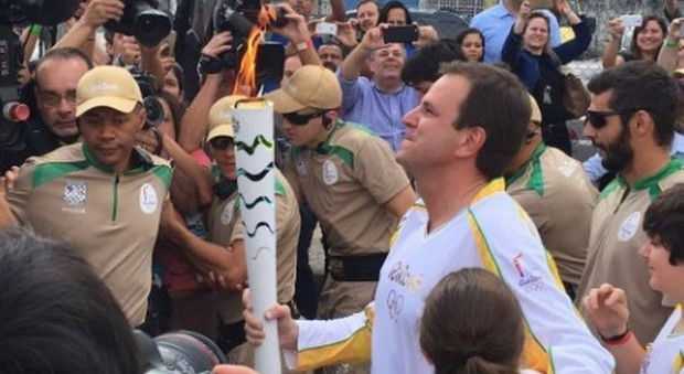 Rio, la fiaccola è arrivata in città. Il sindaco, Eduardo Paes fa da tedoforo. Pelè o Kuerten accenderanno il braciere