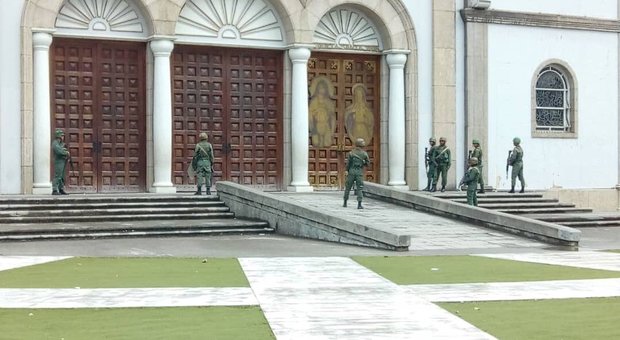 I vescovi venezuelani denunciano violenze: in una chiesa intrappolate 700 persone