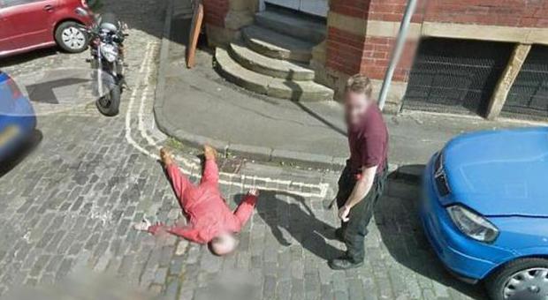 Cerca una via su Google Street View e vede la scena di un omicidio