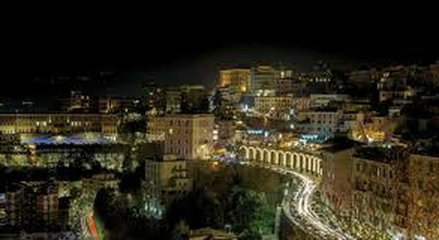 Una veduta notturna del centro storico di Frosinone