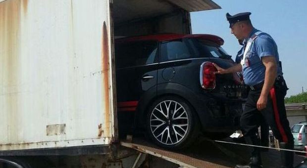 Roma, container con auto rubate per l'estero: arrestati due profughi nigeriani