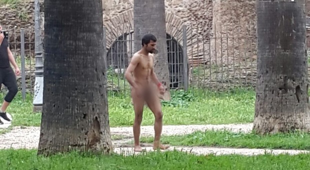 Roma, Esquilino senza regole: passeggia nudo per piazza Vittorio