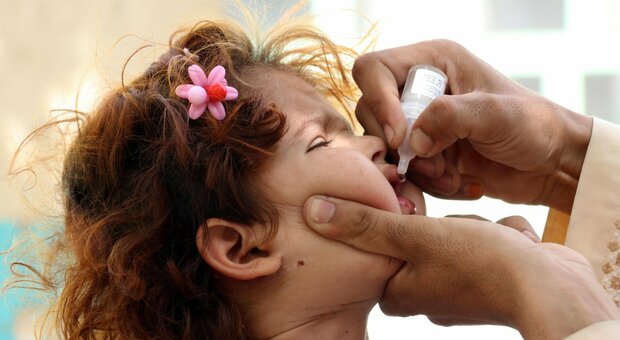 Poliomielite a New York, scatta l'allarme e la campagna di immunizzazione. Anche in Gran Bretagna partono i vaccini ai bimbi