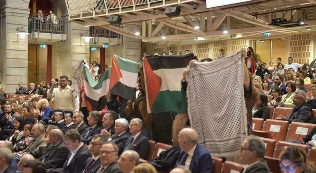 Bandiere palestinesi all’inaugurazione dell’anno accademico