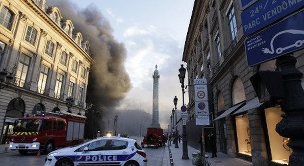 Parigi, l'hotel Ritz va a fuoco: incendio distrugge il tetto