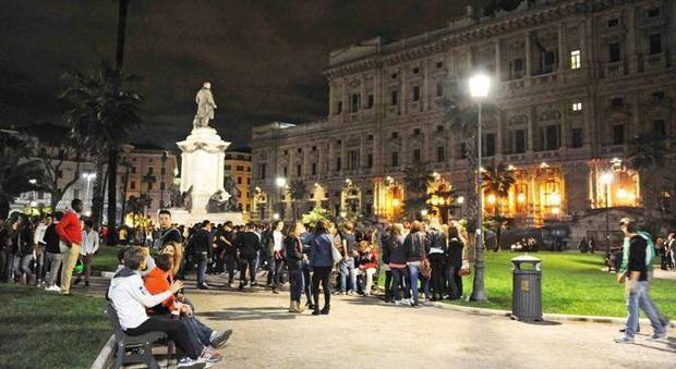 Roma, controlli a piazza Cavour dopo la rissa: identificati più di 300 giovani. Alcol venduto oltre l'orario