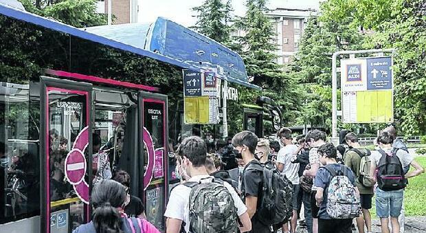 Bus stracolmi di studenti: «Aggiungete i pullman privati»