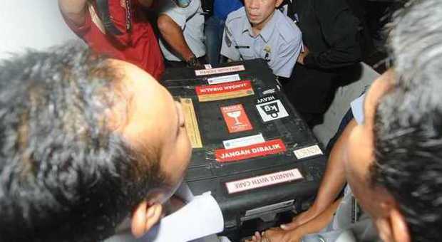 AirAsia, recuperata seconda scatola nera: al via l'analisi dei dati che spiegherà lo schianto