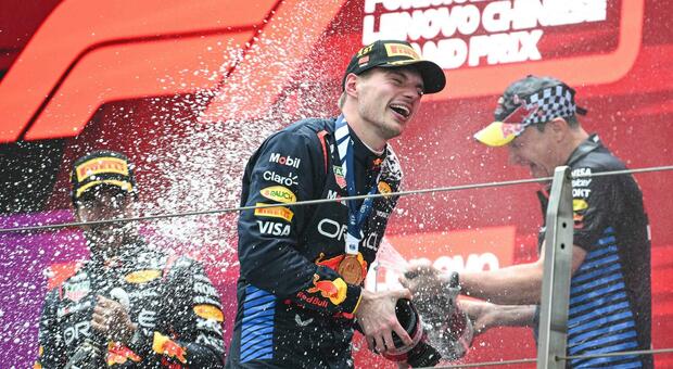Max Verstappen festeggia sul podio del GP di Cina insieme a Lando Norris e al compagno Sergio Peres