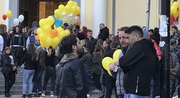 Lacrime e palloncini ai funerali di Ciro, ucciso dal treno in corsa. E le mamme chiedono giustizia