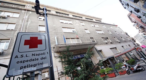 Napoli violenta, 17enne in ospedale accoltellato al collo dopo una lite in piazza