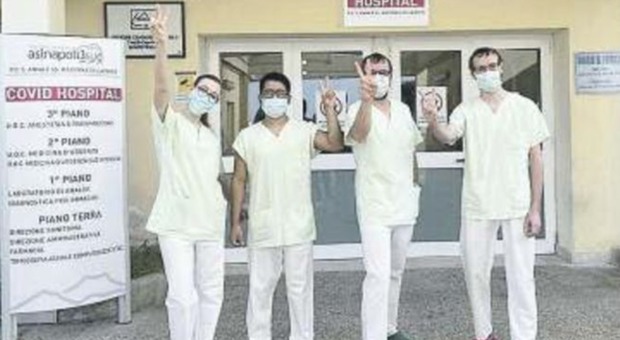 Coronavirus a Napoli, l'arrivederci dei medici tedeschi: «Torneremo da turisti»