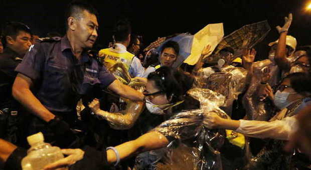 Hong Kong, manifestanti pestati dalla polizia. Ma tornano le barricate