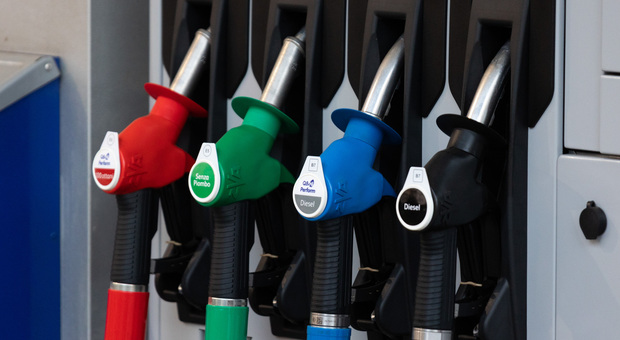Benzina, il taglio delle accise è già un ricordo: prezzi alle stelle, oltre i 2 euro anche al self