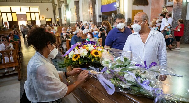 Antonio Casagrande, folla di attori ai funerali a Napoli: «Come se fosse scomparso il Vesuvio»