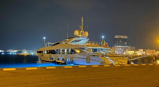 Yacht di lusso di 54 metri nel porto di Gallipoli: c'è anche una piscina a sfioro (e i turisti si fermano a guardare)