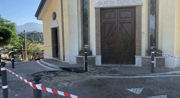 Tanica incendiaria e scritte blasfeme contro la chiesa della Santissima Trinità tra Torrice e Frosinone