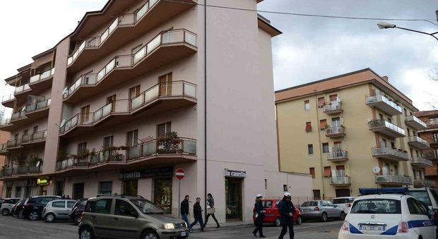 Rieti, coperture in plastica catramata sono volate in strada dal tetto di un palazzo di via Lucandri Sfiorata la tragedia/Le foto