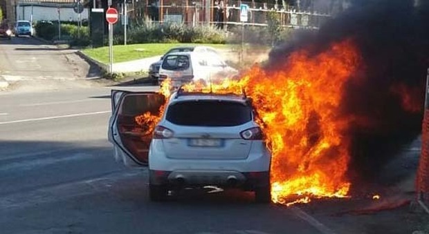 L'auto andata a fuoco a Marino