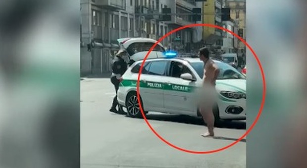 Uomo nudo in centro a Milano: «Mi hanno rubato tutto». Fermato dalla polizia