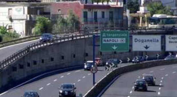 Tangenziale di Napoli, non paga la benzina e scappa: ha 82 auto