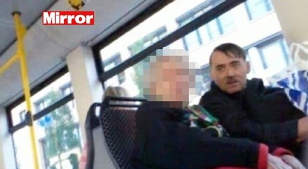 Sosia di Hitler, vive facendo foto con i turisti: "Sono la reincarnazione del fuhrer"