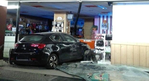 L'auto sfonda la vetrata del negozio Pittarello