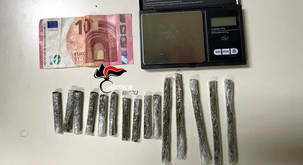 Sorpreso in strada con 15 dosi di hashish: arrestato spacciatore a Casoria