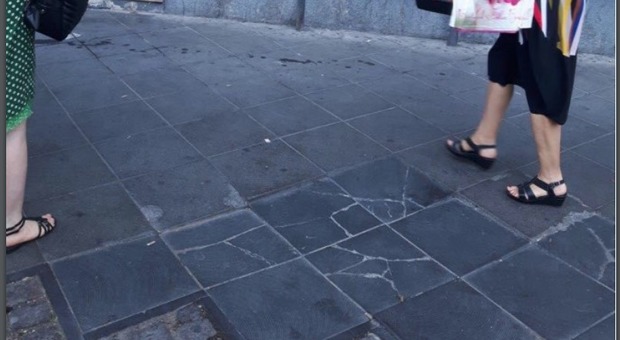 Giovane donna cade su marciapiede rotto a Napoli: intervento e addio alle nozze