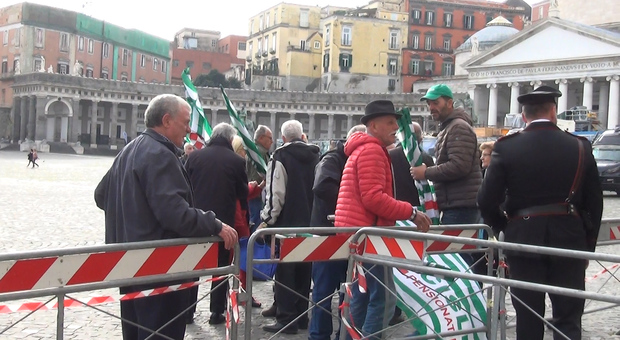 Napoli, gli anziani in piazza: «Vogliamo difendere le nostre pensioni e aiutare i giovani»