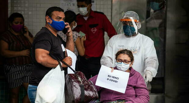 Brasile choc, ospedali senza ossigeno: «Malati di coronavirus muoiono asfissiati». Scene di disperazione