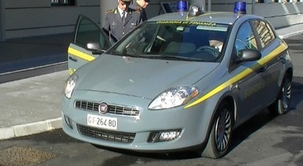 Ancona, 12 kg di marijuana nascosti nell'auto: arrestato appena sbarcato
