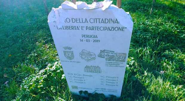 La Stele della legalità opresa a martrellate al Percorso verde di Perugia