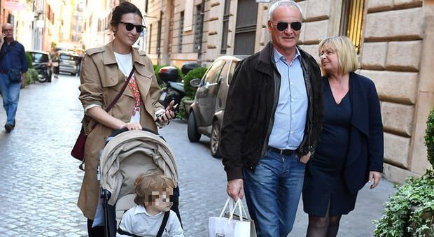 Claudio Ranieri super nonno, gelato e pallone con il nipotino Orlando