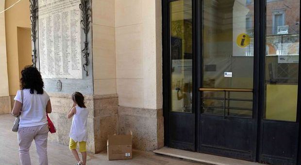 Rieti, sotto i portici del Comune torna l'ufficio informazioni per i turisti