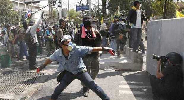 Bangkok, manifestanti tentano l'assalto al palazzo governativo: cinque morti
