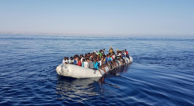 Migranti, l'Unione europea: «In Italia sbarchi in calo dell'81% ad agosto»