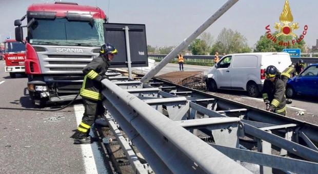 Camion ribaltato in tangenziale a Milano, 5 feriti e caos traffico