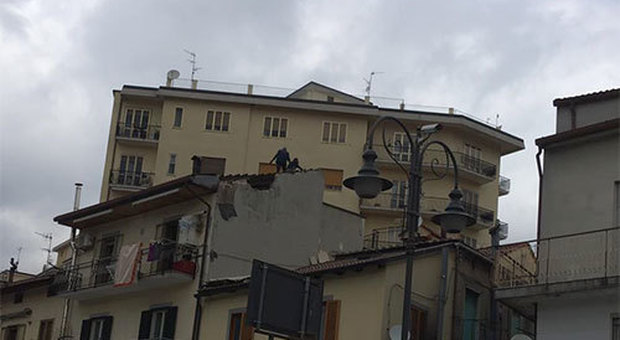 Giffoni, esplode il camino: pezzi del tetto volano per strada