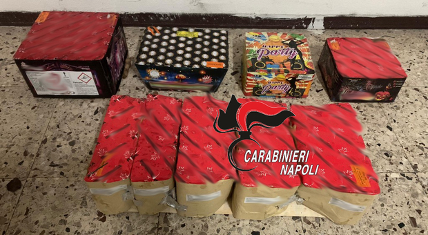 Coprifuoco a Napoli, accende fuochi d'artificio pericolosi in mezzo alla notte: denunciato