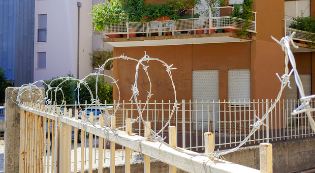 Il filo spinato su un cancello in via Carducci