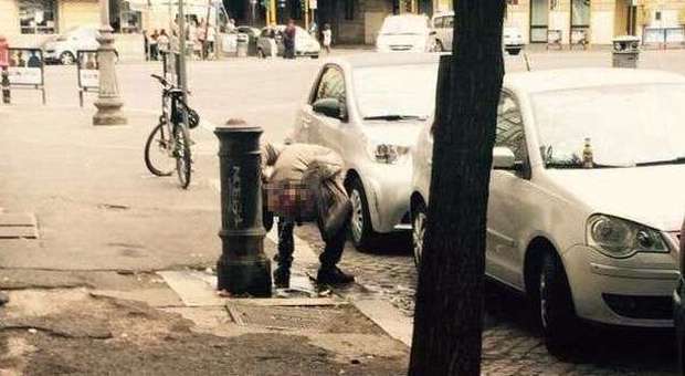 Degrado a Roma, uomo fa il bidet alla fontana in pieno giorno davanti ad una scuola