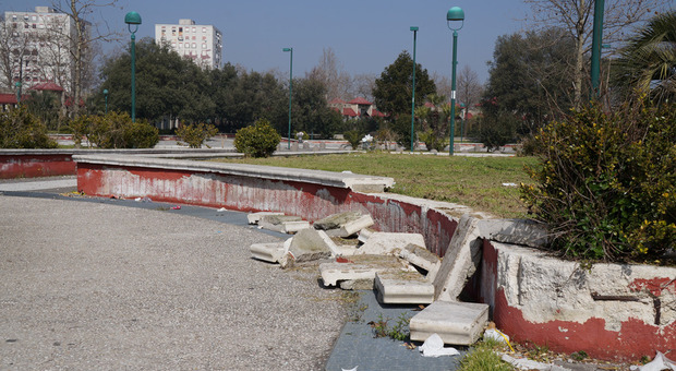 Napoli, degrado nella «villetta» di Ponticelli: c'è un «polmone verde» abbandonato da anni