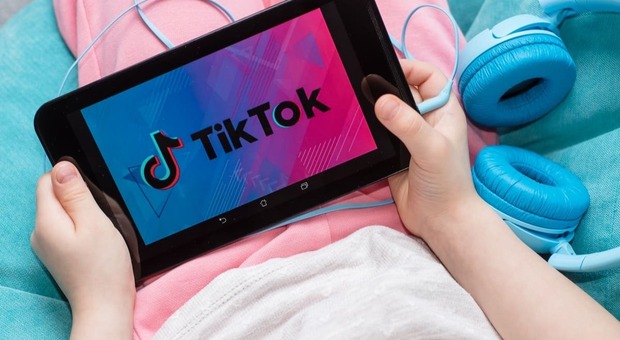 TikTok, per chi ha meno di 18 anni limite di utilizzo a 60 minuti al giorno: ecco come funzionerà il blocco
